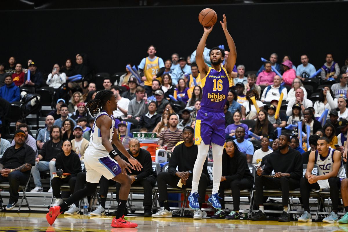 South Bay Lakers forward Zach Hicks (16) makes a jump shot during a G-League basketball game between the South Bay Lakers and Salt Lake City Stars  Saturday, January 31, 2026 at UCLA Health Training Center in El Segundo, Calif.