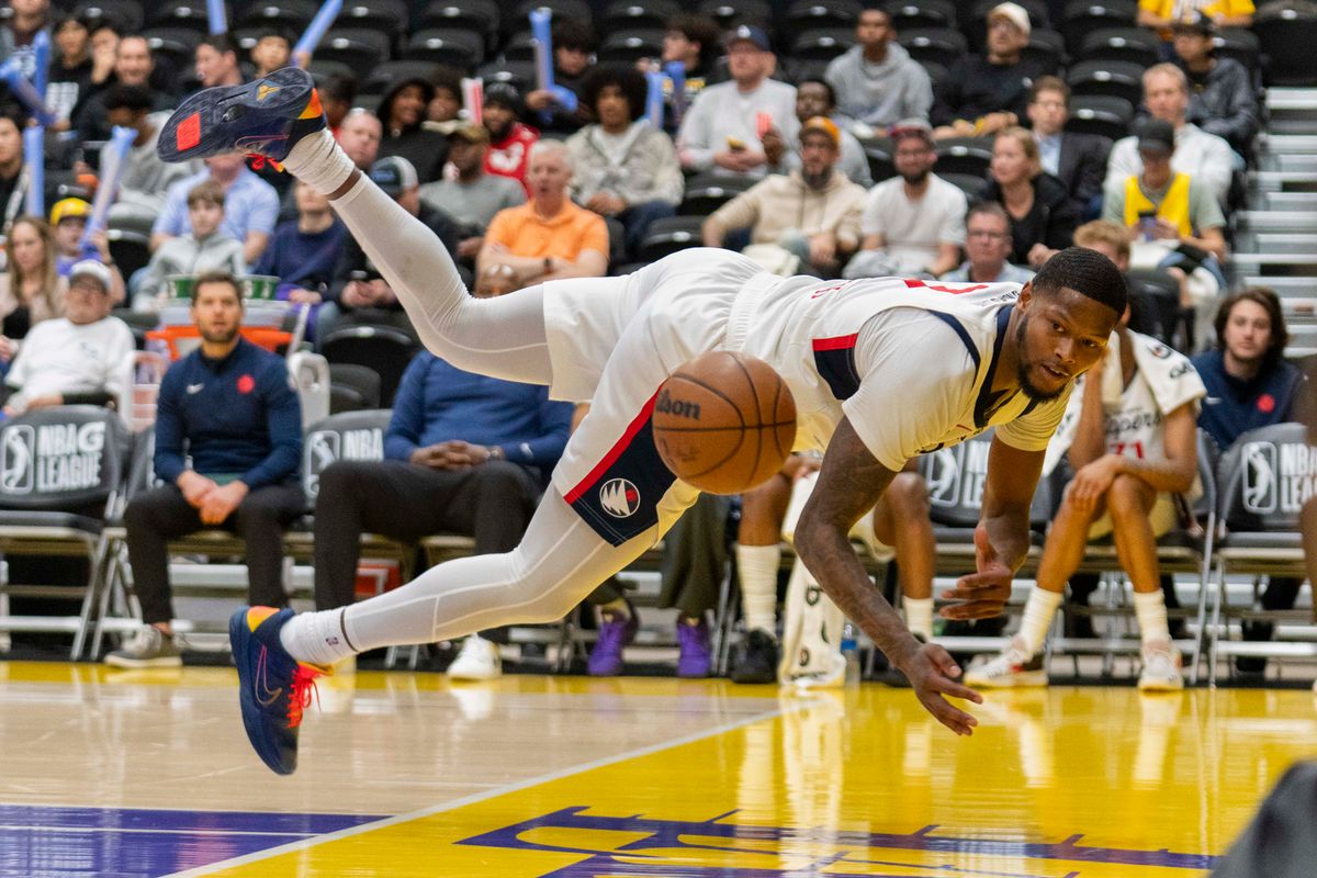 San Diego Clippers forward Cam Reddish (7) tries to save the ball during an NBA G-League basketball game against the South Bay Lakers, Wednesday February 11th, 2026 in Los Angeles, California. San Diego Clippers forward Cam Reddish (7) tries to save the ball during an NBA G-League basketball game against the South Bay Lakers, Wednesday February 11th, 2026 in Los Angeles, California.