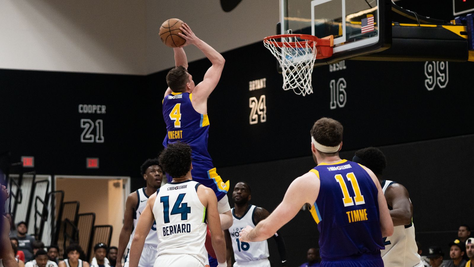 South Bay Lakers push win streak to 10 with victory over Iowa Wolves