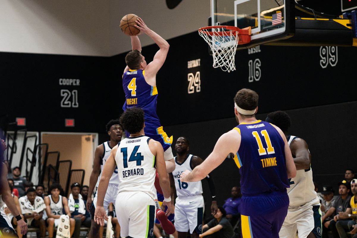 South Bay Lakers forward Dalton Knecht (4) attacks the rim and finishes with a slam during an NBA G-League basketball game against the Iowa Wolves, Wednesday March 11th, 2026 in Los Angeles, California.