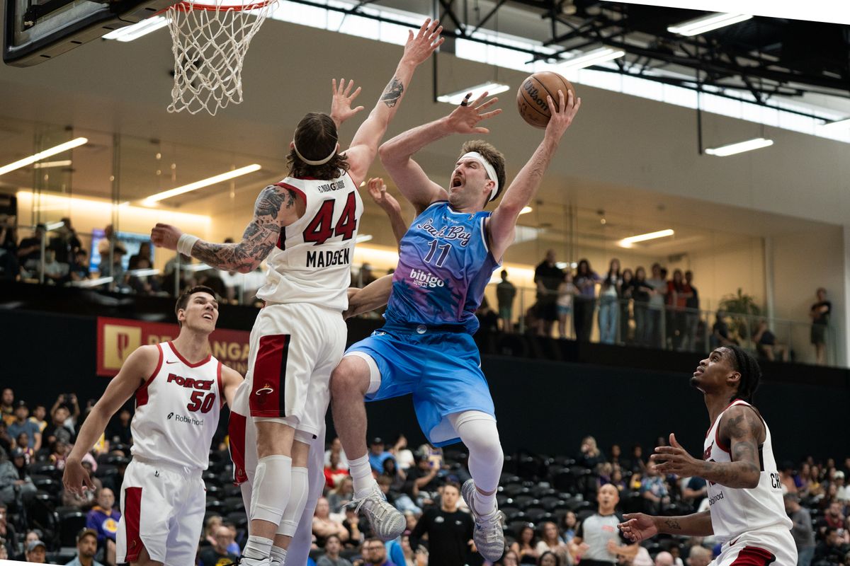 South Bay Lakers center Drew Timme (11) drives on hid defender and makes an acrobatic shot during G League game against the Sioux Falls Skyforce on March 28, 2026 in El Segundo, CA.
