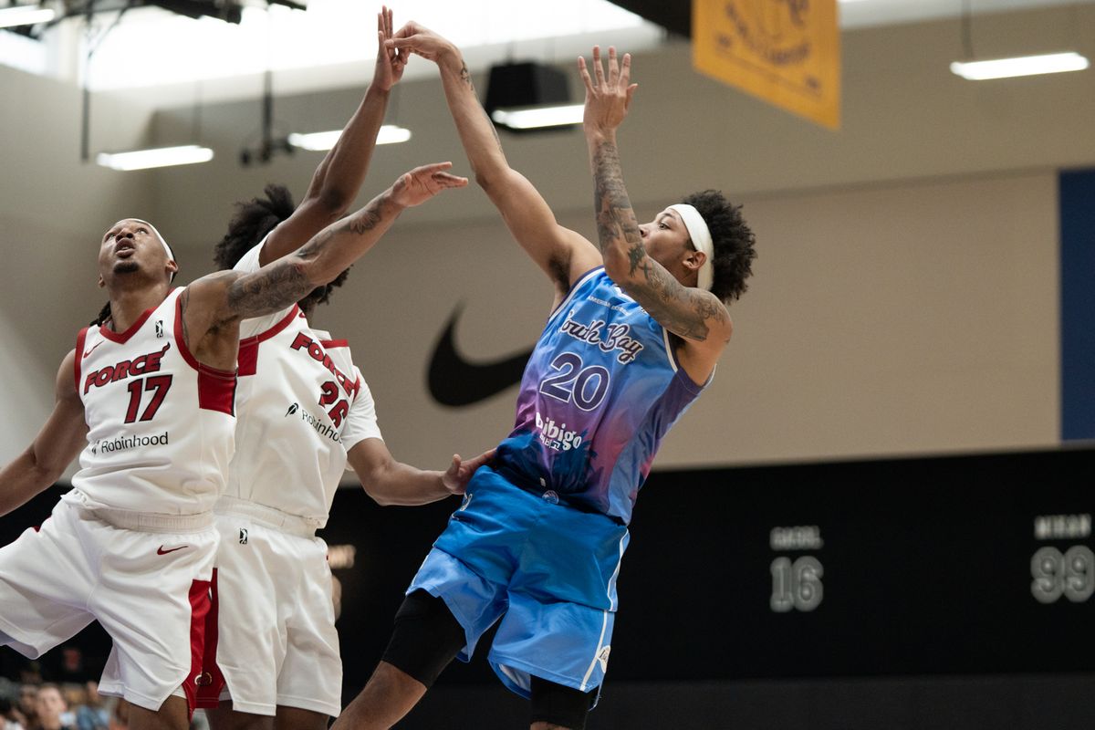 South Bay Lakers guard Nick Smith Jr. (20) shoots over two defenders during G League game against the Sioux Falls Skyforce on March 28, 2026 in El Segundo, CA.