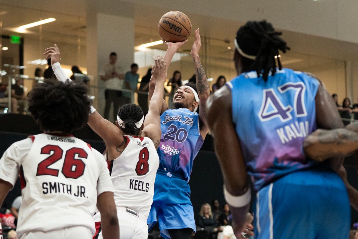 South Bay Lakers guard Nick Smith Jr. (20) shoots a fade away jumper over his defender during G League game against the Sioux Falls Skyforce on March 28, 2026 in El Segundo, CA.