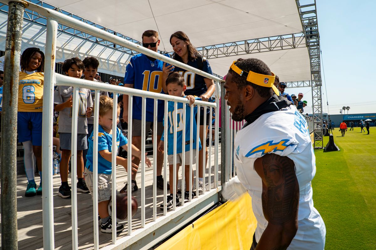 Los Angeles Chargers linebacker Denzel Perryman (6) interacting with fans during Chargers training camp at The Bolt on Friday, July 31th in El Segundo, CA. Los Angeles Chargers linebacker Denzel Perryman (6) interacting with fans during Chargers training camp at The Bolt on Friday, July 31th in El Segundo, CA.