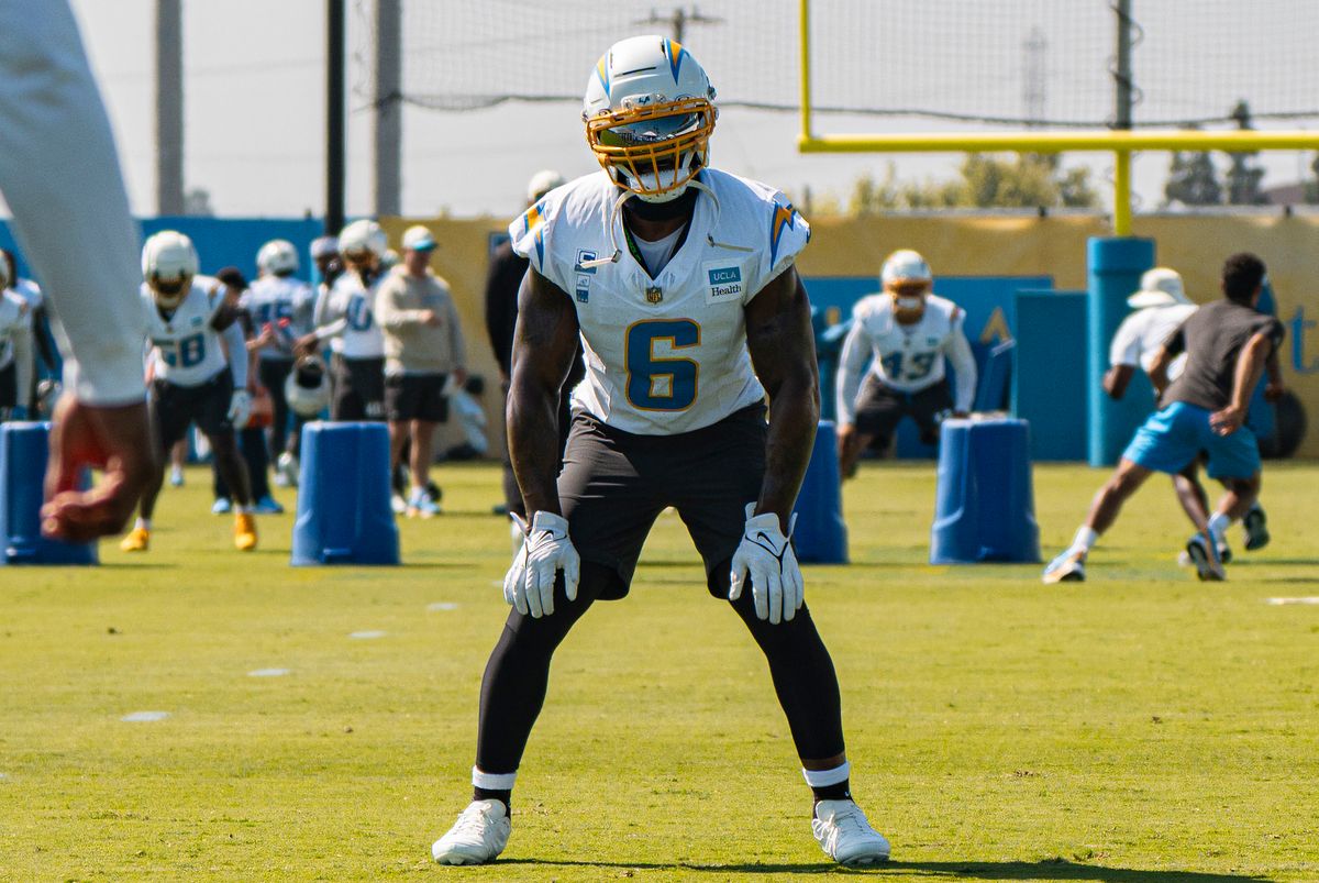 Los Angeles Chargers linebacker Denzel Perryman (6) during Chargers training camp at The Bolt on Friday, July 31th in El Segundo, CA. Los Angeles Chargers linebacker Denzel Perryman (6) during Chargers training camp at The Bolt on Friday, July 31th in El Segundo, CA.