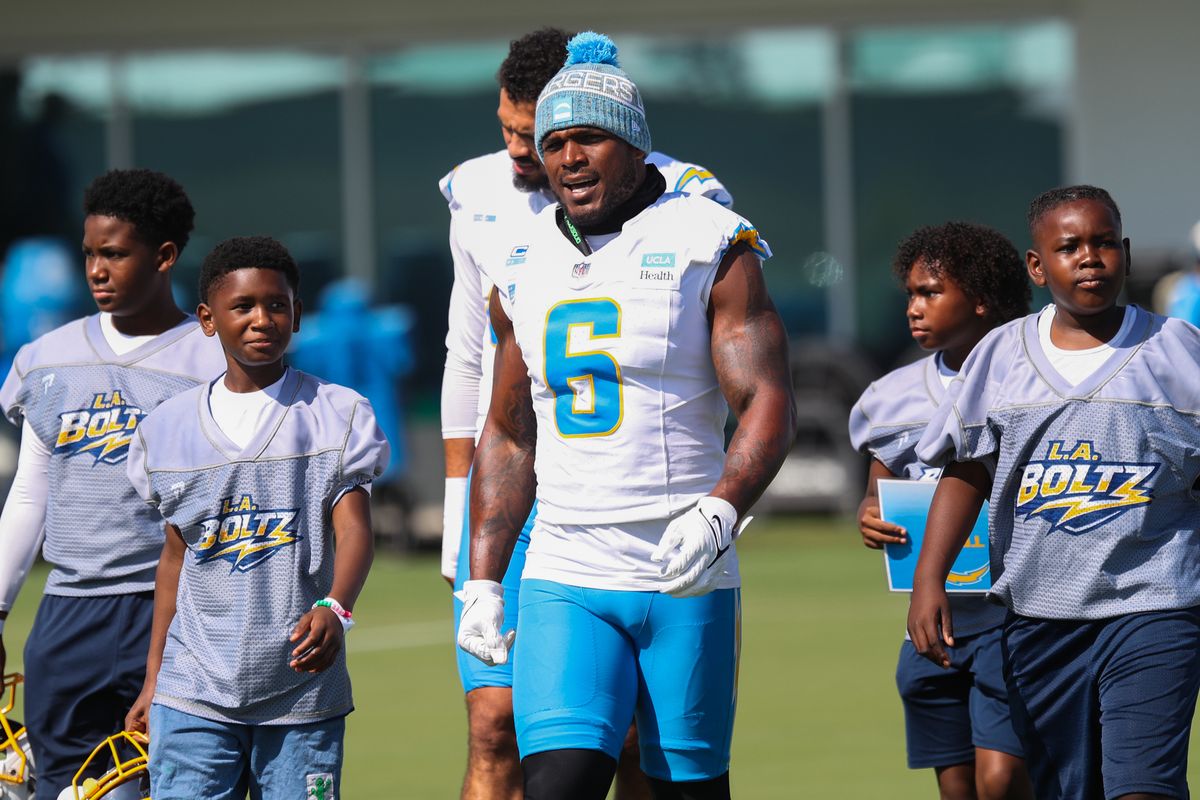 Los Angeles Chargers linebacker Denzel Perryman (6) walks on the field with youth players during Chargers training camp at The Bolt on Saturday, August 1, 2026 in El Segundo, CA.