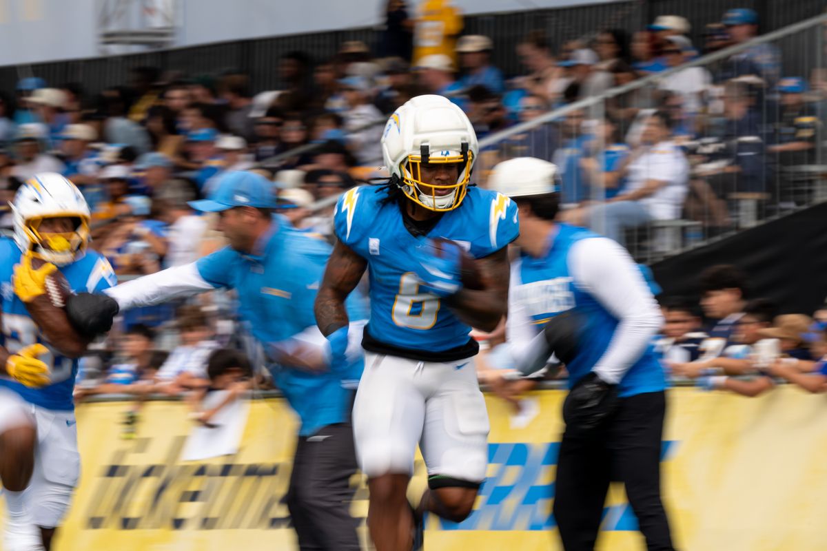 Los Angeles Chargers running back Omarion Hampton (8) doing a ball safety drill during Chargers training camp at The Bolt on Saturday, August 15th in El Segundo, CA. Los Angeles Chargers running back Omarion Hampton (8) doing a ball safety drill during Chargers training camp at The Bolt on Saturday, August 15th in El Segundo, CA.