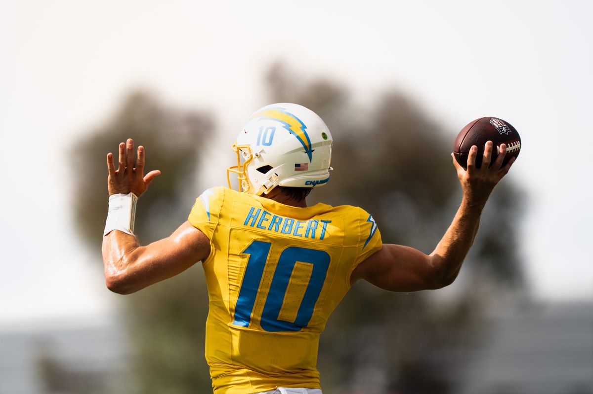 Los Angeles Chargers quarterback Justin Herbert (10) passing the football during Chargers training camp at The Bolt on Saturday, August 15th in El Segundo, CA. Los Angeles Chargers quarterback Justin Herbert (10) passing the football during Chargers training camp at The Bolt on Saturday, August 15th in El Segundo, CA.
