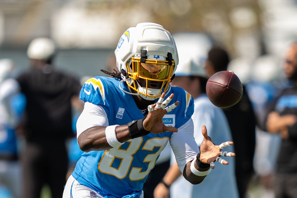 Los Angeles Chargers tight end David Njoku (83) catching a routine pass during a joint Chargers and 49ers training camp at The Bolt on Saturday, August 18th in El Segundo, CA. Los Angeles Chargers tight end David Njoku (83) catching a routine pass during a joint Chargers and 49ers training camp at The Bolt on Saturday, August 18th in El Segundo, CA.