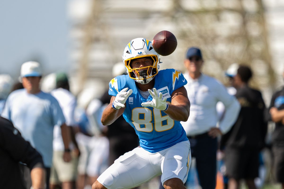 Los Angeles Chargers tight end Oronde Gadsen Jr. (86) catching a routine pass during a joint Chargers and 49ers training camp at The Bolt on Saturday, August 18th in El Segundo, CA. Los Angeles Chargers tight end Oronde Gadsen Jr. (86) catching a routine pass during a joint Chargers and 49ers training camp at The Bolt on Saturday, August 18th in El Segundo, CA.