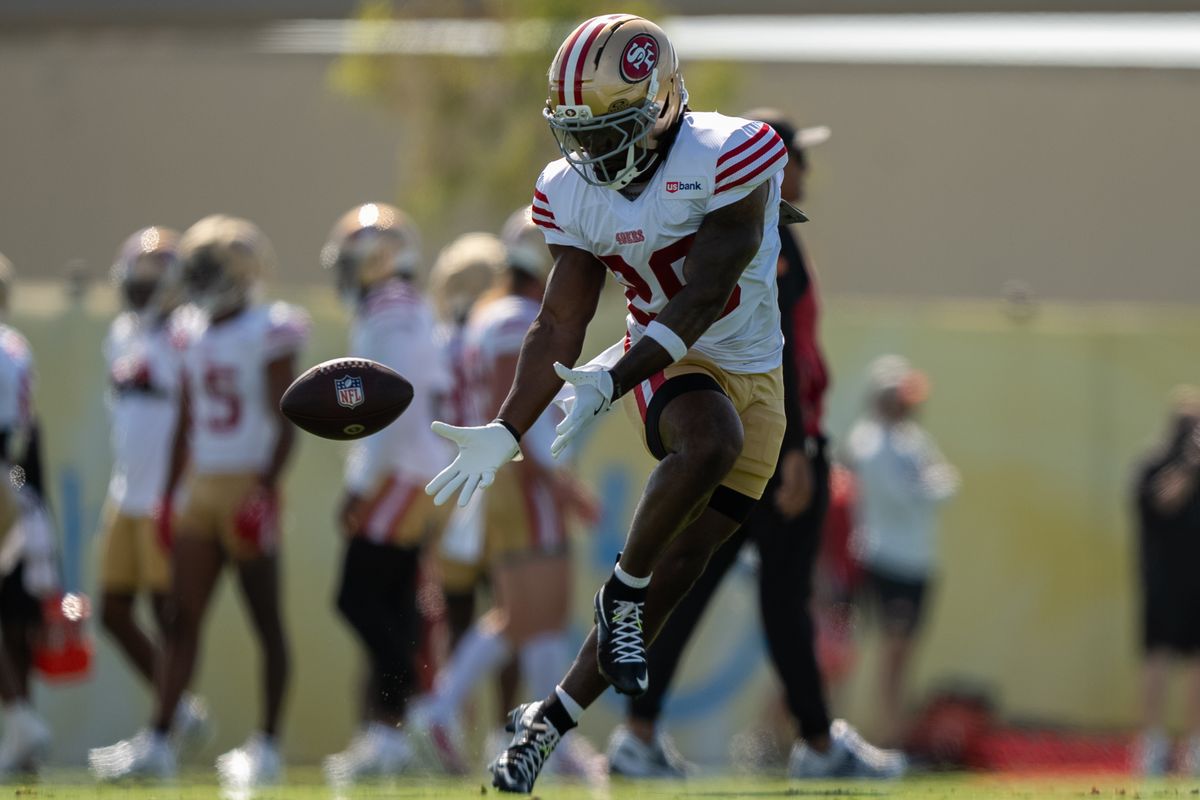 San Francisco 49ers running back Kaelon Black (26) catching a low pass during a joint Chargers and 49ers training camp at The Bolt on Saturday, August 18th in El Segundo, CA. San Francisco 49ers running back Kaelon Black (26) catching a low pass during a joint Chargers and 49ers training camp at The Bolt on Saturday, August 18th in El Segundo, CA.