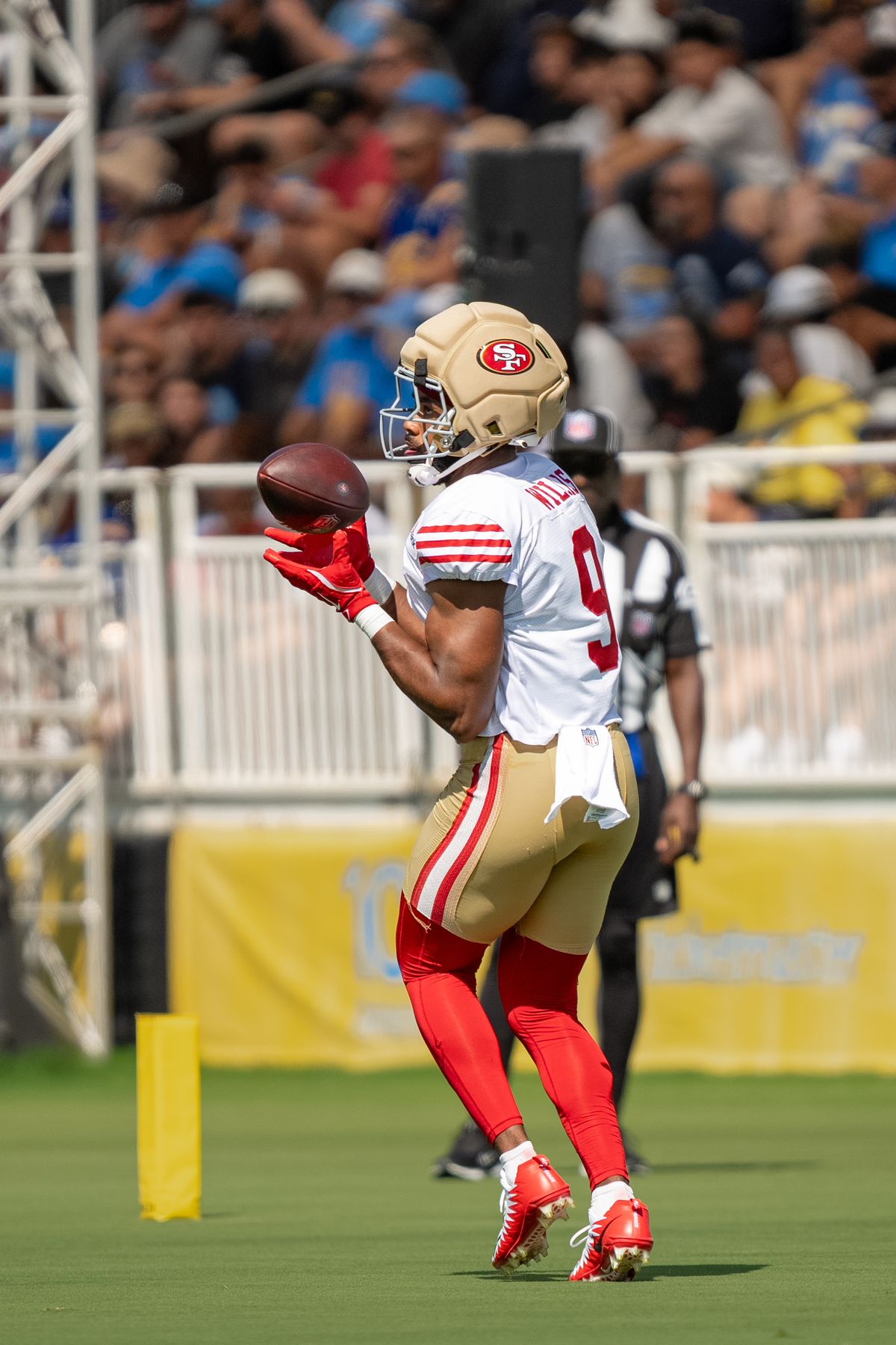 San Francisco 49ers tight end Brayden Willis (9) catching a touchdown pass during a joint Chargers and 49ers training camp at The Bolt on Saturday, August 18th in El Segundo, CA. San Francisco 49ers tight end Brayden Willis (9) catching a touchdown pass during a joint Chargers and 49ers training camp at The Bolt on Saturday, August 18th in El Segundo, CA.
