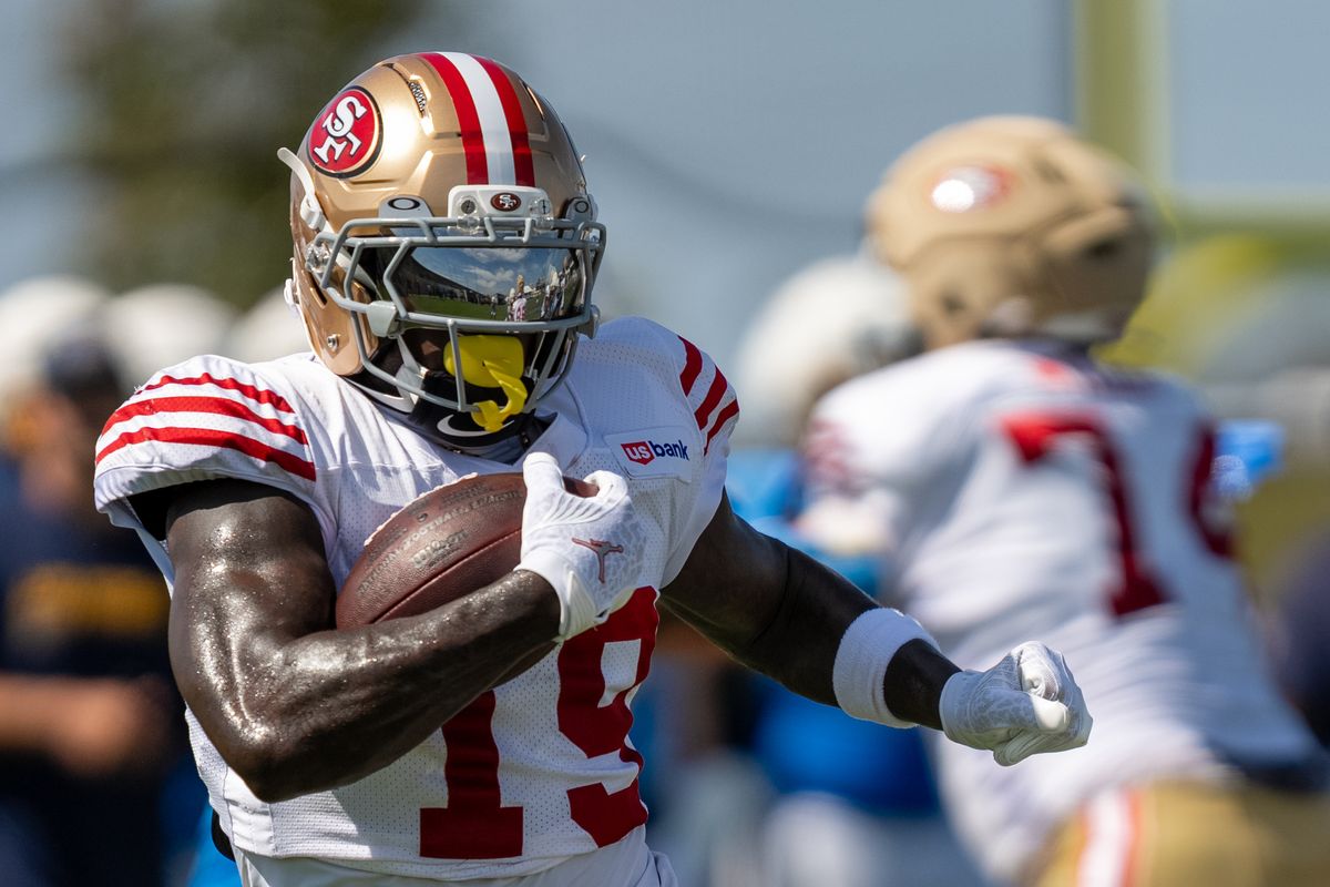 San Francisco 49ers wide receiver Deebo Samuel Sr. (19) juking defenders during a joint Chargers and 49ers training camp at The Bolt on Saturday, August 18th in El Segundo, CA. San Francisco 49ers wide receiver Deebo Samuel Sr. (19) juking defenders during a joint Chargers and 49ers training camp at The Bolt on Saturday, August 18th in El Segundo, CA.