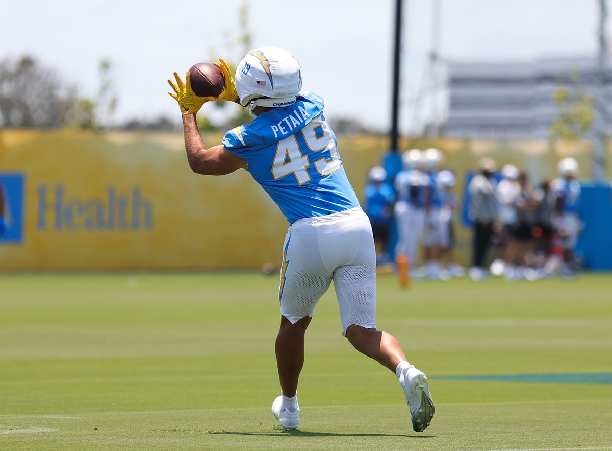 Los Angeles Chargers #49 TE Jordan Petaia catches a pass during training camp on July 18, 2025 at the Bolt practice facility in El Segundo, CA. Los Angeles Chargers #49 TE Jordan Petaia catches a pass during training camp on July 18, 2025 at the Bolt practice facility in El Segundo, CA.