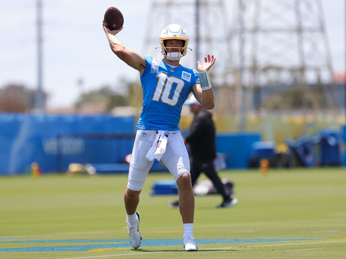 Los Angeles Chargers #10 QB Justin Herbert throws a pass during training camp on July 18, 2025 at the Bolt practice facility in El Segundo, CA. Los Angeles Chargers #10 QB Justin Herbert throws a pass during training camp on July 18, 2025 at the Bolt practice facility in El Segundo, CA.