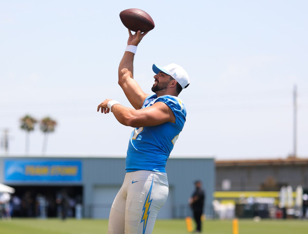 Los Angeles Chargers #47 LS Josh Harris plays catch with fans during training camp on July 18, 2025 at the Bolt practice facility in El Segundo, CA. Los Angeles Chargers #47 LS Josh Harris plays catch with fans during training camp on July 18, 2025 at the Bolt practice facility in El Segundo, CA.