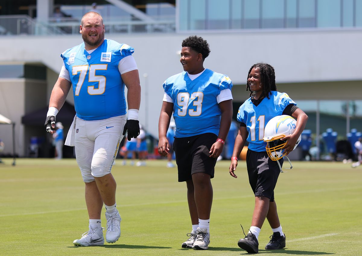 Los Angeles Chargers #75 C Bradley Bozeman walks the field with Snoop Youth Football League players during training camp on July 18, 2025 at the Bolt practice facility in El Segundo, CA. Los Angeles Chargers #75 C Bradley Bozeman walks the field with Snoop Youth Football League players during training camp on July 18, 2025 at the Bolt practice facility in El Segundo, CA.
