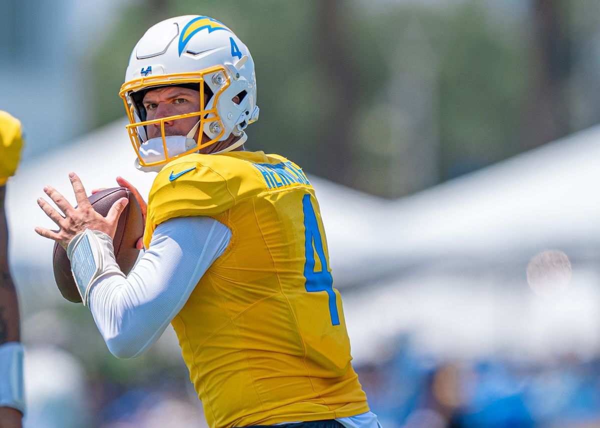 Los Angeles Chargers' quarterback, Taylor Heinicke 4, looks to pass the football during practice at the Chargers' NFL training camp on Sunday, August 3, 2025 at The Bolt in El Segundo, CA. Los Angeles Chargers' quarterback, Taylor Heinicke 4, looks to pass the football during practice at the Chargers' NFL training camp on Sunday, August 3, 2025 at The Bolt in El Segundo, CA.
