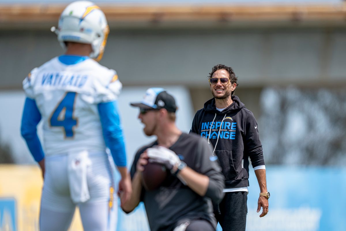 Los Angeles Chargers offensive coordinator Mike McDaniels instructing during Chargers organized team activities on May 8th, 2026 in El Segundo, CA.