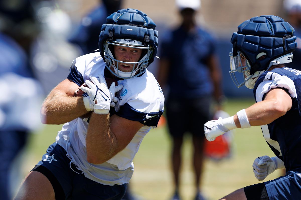 Jake Ferguson #87 of the Dallas Cowboys runs after the catch during training camp practice at Staybridge Suites Oxnard on July 21, 2025 in Oxnard, California. 