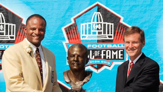 Leigh Steinberg presents Warren Moon for induction the the NFL Hall of Fame in Canton, Ohio Leigh Steinberg presents Warren Moon for induction the the NFL Hall of Fame in Canton, Ohio