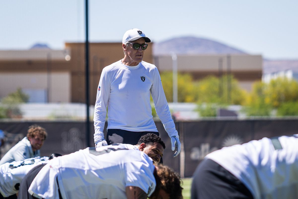 Las Vegas Raiders head coach Pete Carroll walks by his players as they stretch before the Raiders’ rookie mini camp, Friday May 9, 2025 in Las Vegas, Nev.