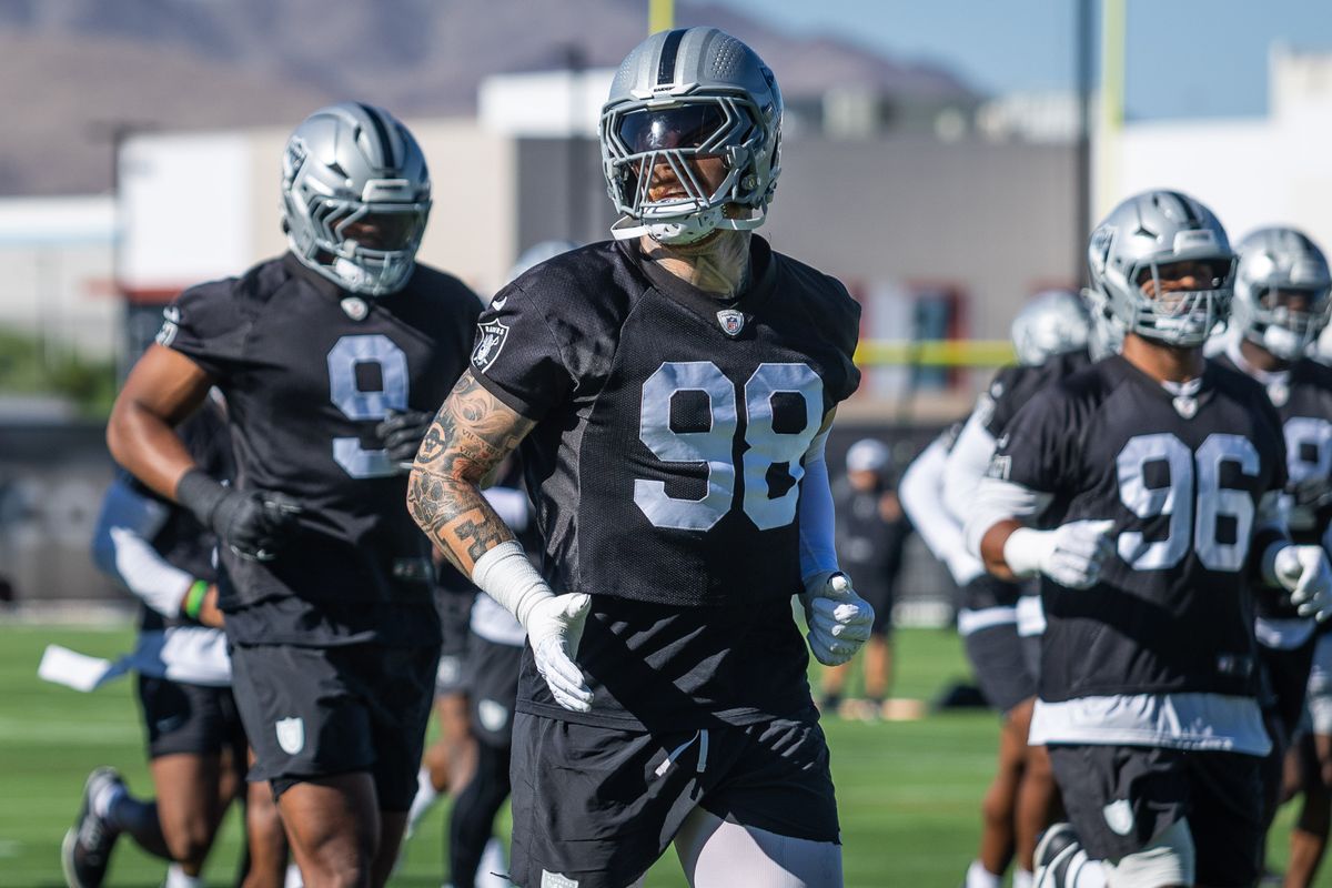  Las Vegas Raiders defensive end Maxx Crosby (98) jogs to the warm up lines during the Raiders Training Camp, Wednesday July 23, 2025 in Las Vegas, Nev. 