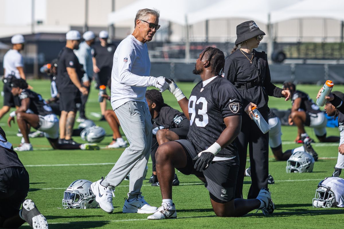  Las Vegas Raiders Head Coach Pete Carroll talks to defensive tackle Zach Carter (93) during the Raiders Training Camp, Wednesday July 23, 2025 in Las Vegas, Nev. 