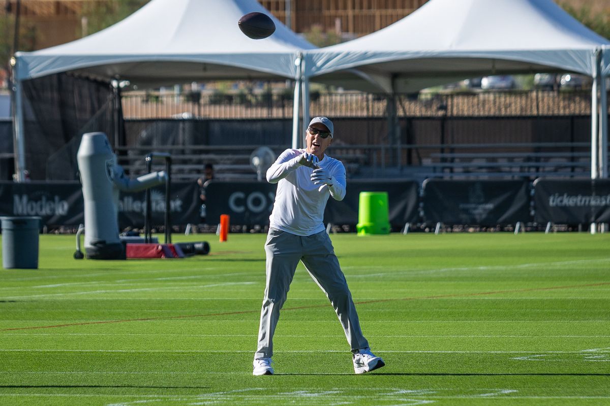  Las Vegas Raiders Head Coach Pete Carroll catches the ball during warm ups before the Raiders Training Camp, Monday July 28, 2025 in Las Vegas, Nev. 