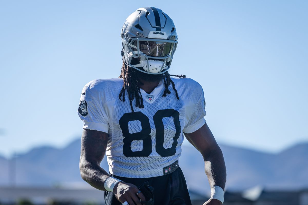  Las Vegas Raiders Ian Thomas (80) lines up for warm ups before the Raiders Training Camp, Monday July 28, 2025 in Las Vegas, Nev.