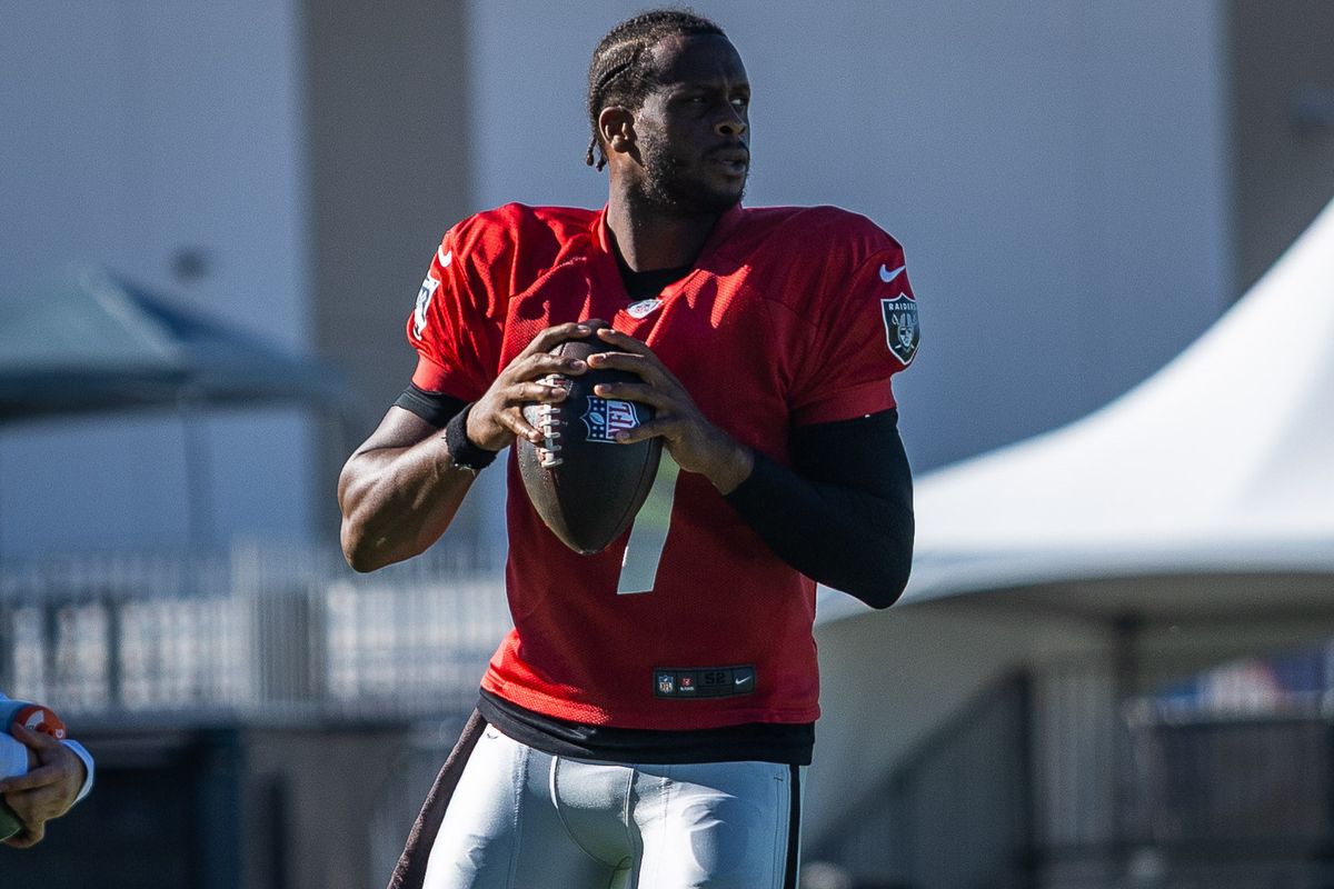  Las Vegas Raiders quarterback Geno Smith (7) looks to throw the ball in a quarterback drill during the Raiders Training Camp, Monday July 28, 2025 in Las Vegas, Nev.