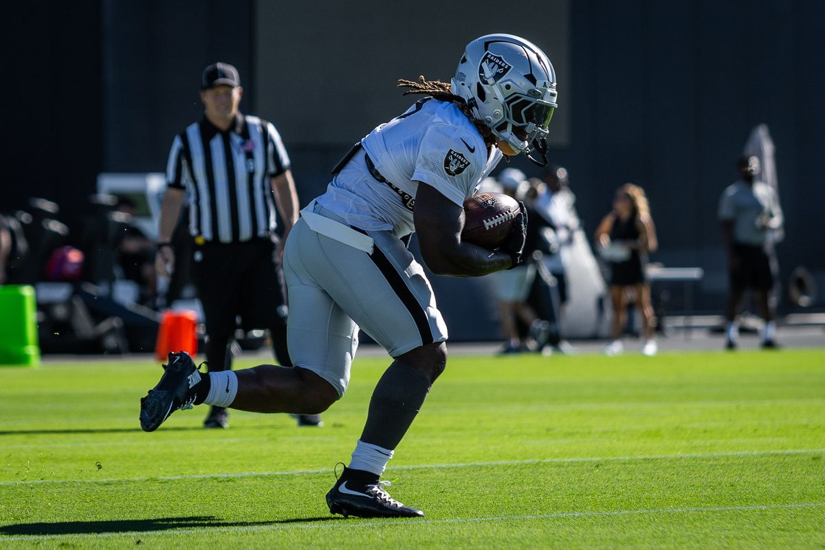  Las Vegas Raiders running back Ashton Jeanty (2) runs the ball back in a special teams drill during the Raiders Training Camp, Monday July 28, 2025 in Las Vegas, Nev. 