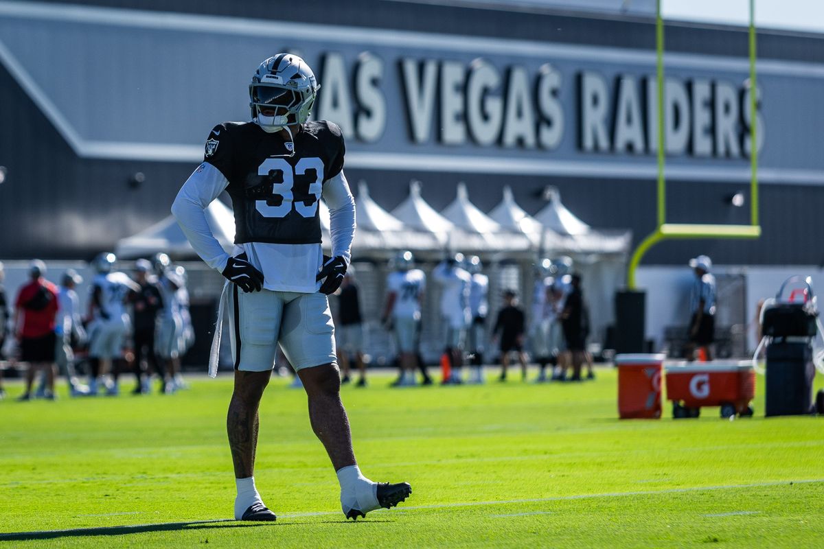  Las Vegas Raiders safety Jamal Adams (33) waits for defensive drills to begin during the Raiders Training Camp, Monday July 28, 2025 in Las Vegas, Nev. 