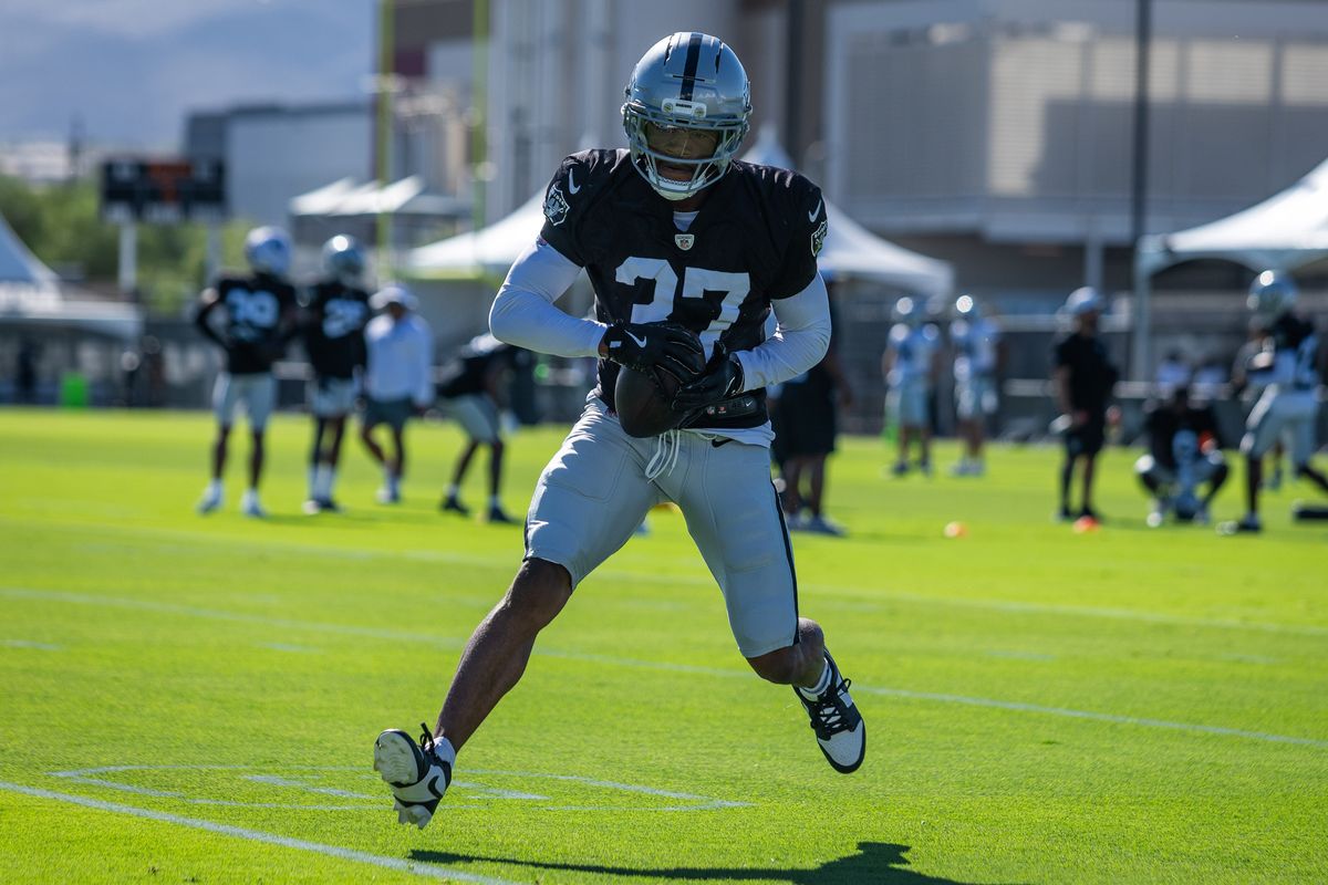  Las Vegas Raiders safety Trey Taylor (33) makes a catch during a drill during the Raiders Training Camp, Monday July 28, 2025 in Las Vegas, Nev. 