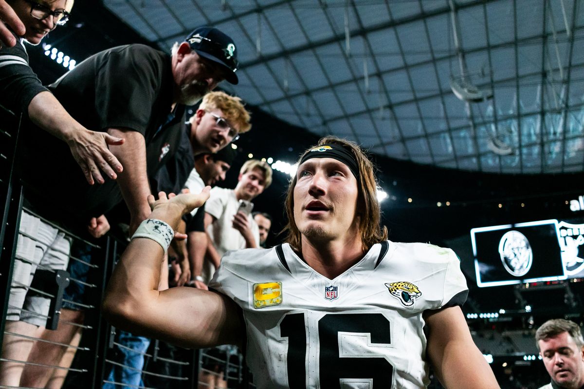  Jacksonville Jaguars quarterback Trevor Lawrence (16) high-fives fans after a NFL game between the Las Vegas Raiders and the Jacksonville Jaguars, Sunday November 2, 2025 in Las Vegas, Nev.