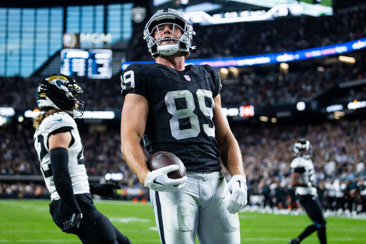 Las Vegas Raiders tight-end Brock Bowers (89) poses in the endzone after a touchdown during a NFL game between the Las Vegas Raiders and the Jacksonville Jaguars, Sunday November 2, 2025 in Las Vegas, Nev.