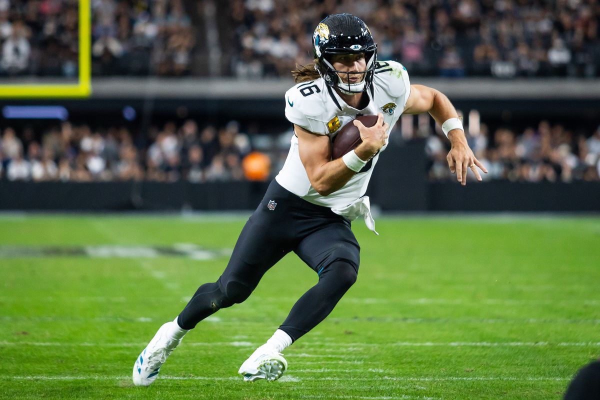  Jacksonville Jaguars quarterback Trevor Lawrence (16) rushes the ball out of the pocket during a NFL game between the Las Vegas Raiders and the Jacksonville Jaguars, Sunday November 2, 2025 in Las Vegas, Nev.