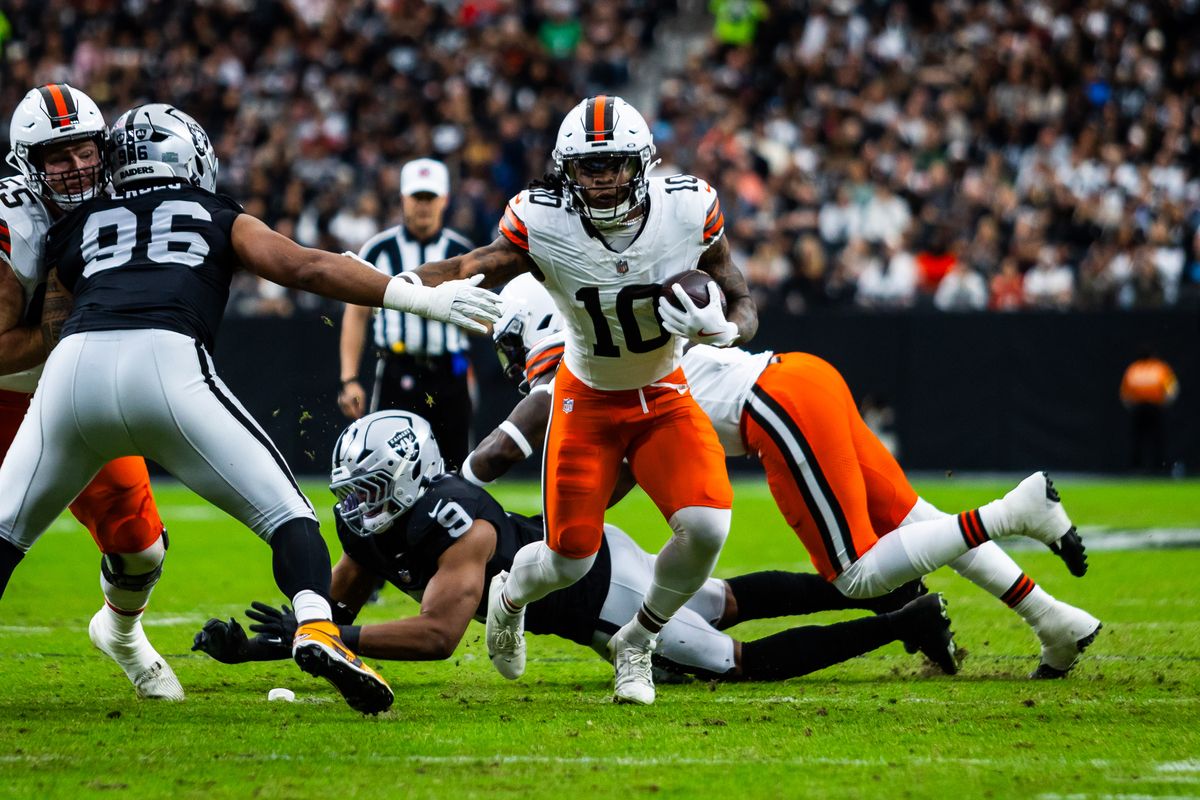  Cleveland Browns running back Quinshon Judkins (10) runs with the ball during a NFL game between the Las Vegas Raiders and the Cleveland Browns, Sunday November 23, 2025 in Las Vegas, Nev.