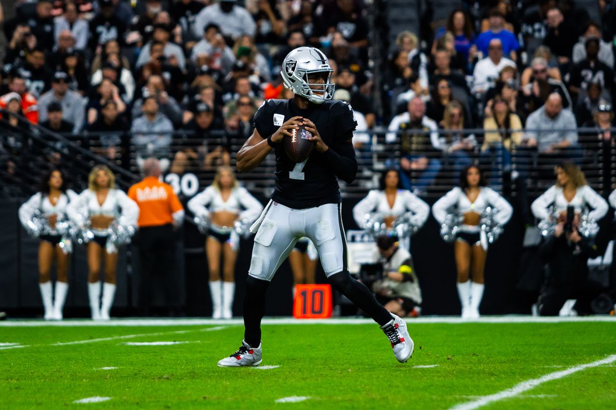 Las Vegas Raiders quarterback Geno Smith (7) looks to throw the ball during a NFL game between the Las Vegas Raiders and the Cleveland Browns, Sunday November 23, 2025 in Las Vegas, Nev.