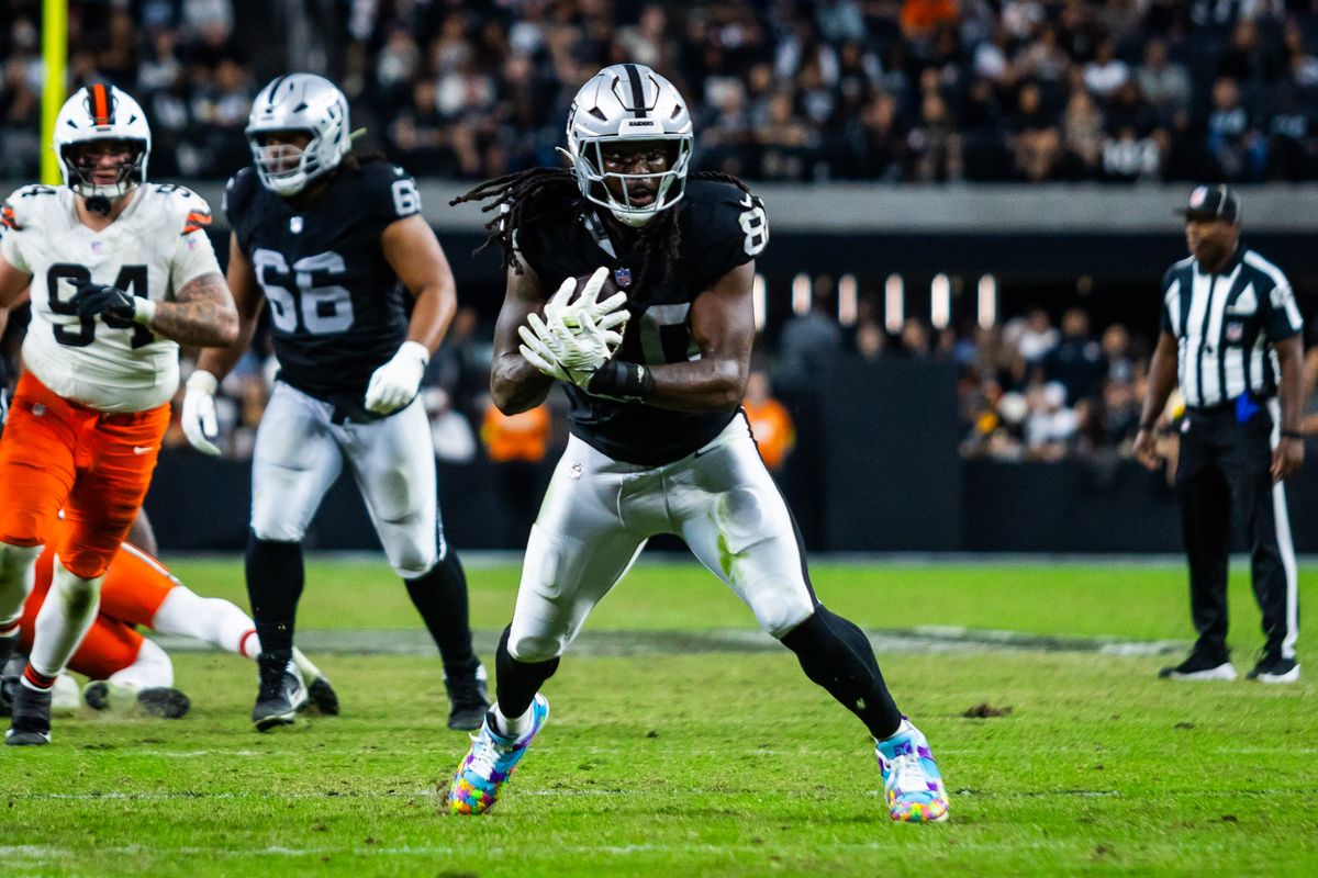 Las Vegas Raiders tight-end Ian Thomas (80) makes a reception during a NFL game between the Las Vegas Raiders and the Cleveland Browns, Sunday November 23, 2025 in Las Vegas, Nev.