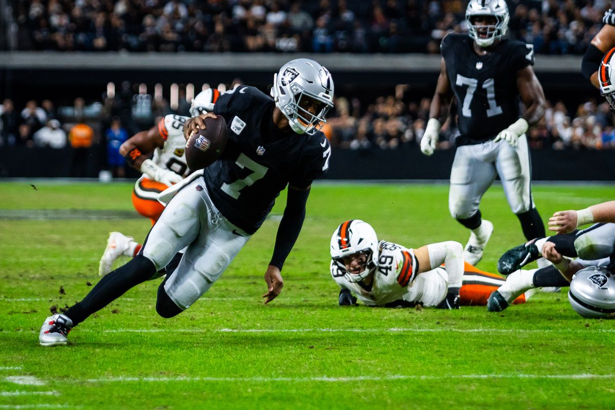 Las Vegas Raiders quarterback Geno Smith (7) runs with the ball towards the endzone during a NFL game between the Las Vegas Raiders and the Cleveland Browns, Sunday November 23, 2025 in Las Vegas, Nev.