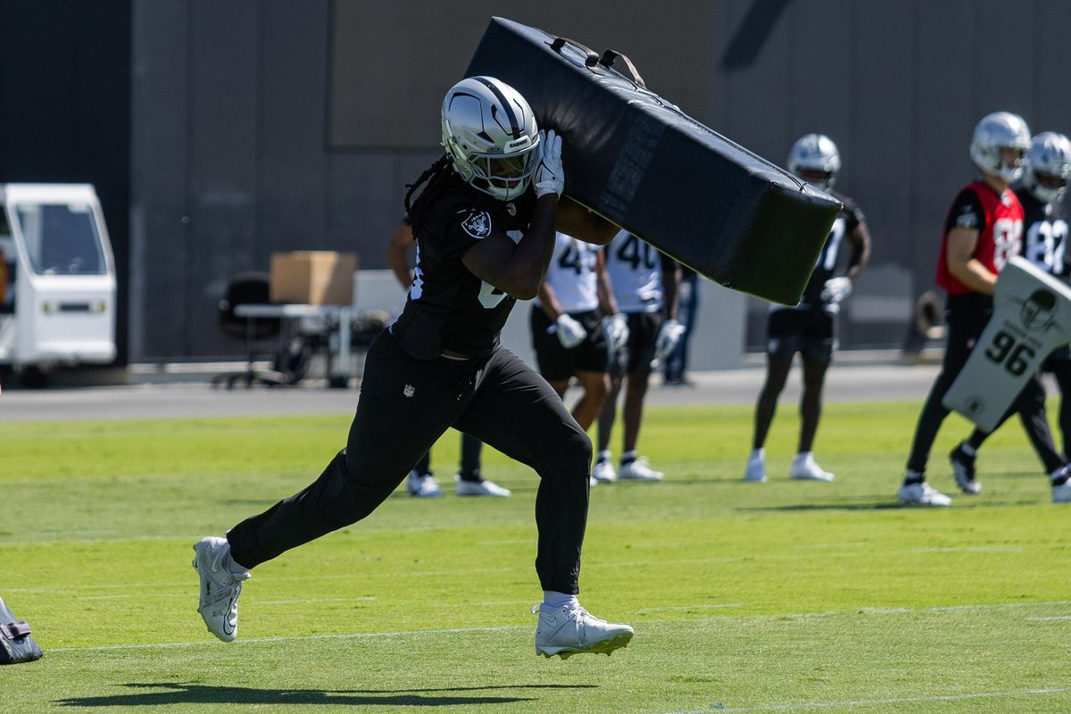 Las Vegas Raiders tight-end Ian Thomas (80) carries a pad in a special teams drill during Raiders OTAs at Intermountain Health Performance Center, Wednesday May 20, 2026 in Henderson, Nev. Las Vegas Raiders tight-end Ian Thomas (80) carries a pad in a special teams drill during Raiders OTAs at Intermountain Health Performance Center, Wednesday May 20, 2026 in Henderson, Nev.