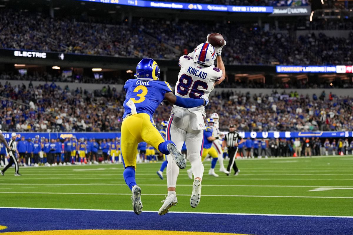 Buffalo Bills tight end Dalton Kincaid (86) catches a two point conversion during an NFL football game against the Los Angeles Rams on October 12, 2026, at SoFi Stadium in Los Angeles, CA.