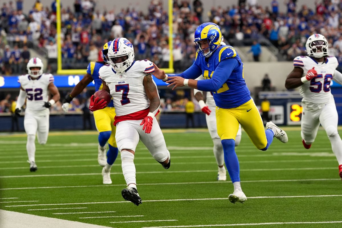 Buffalo Bills running back Ray Davis (7) carries the football during an NFL football game against the Los Angeles Rams on October 12, 2026, at SoFi Stadium in Los Angeles, CA.