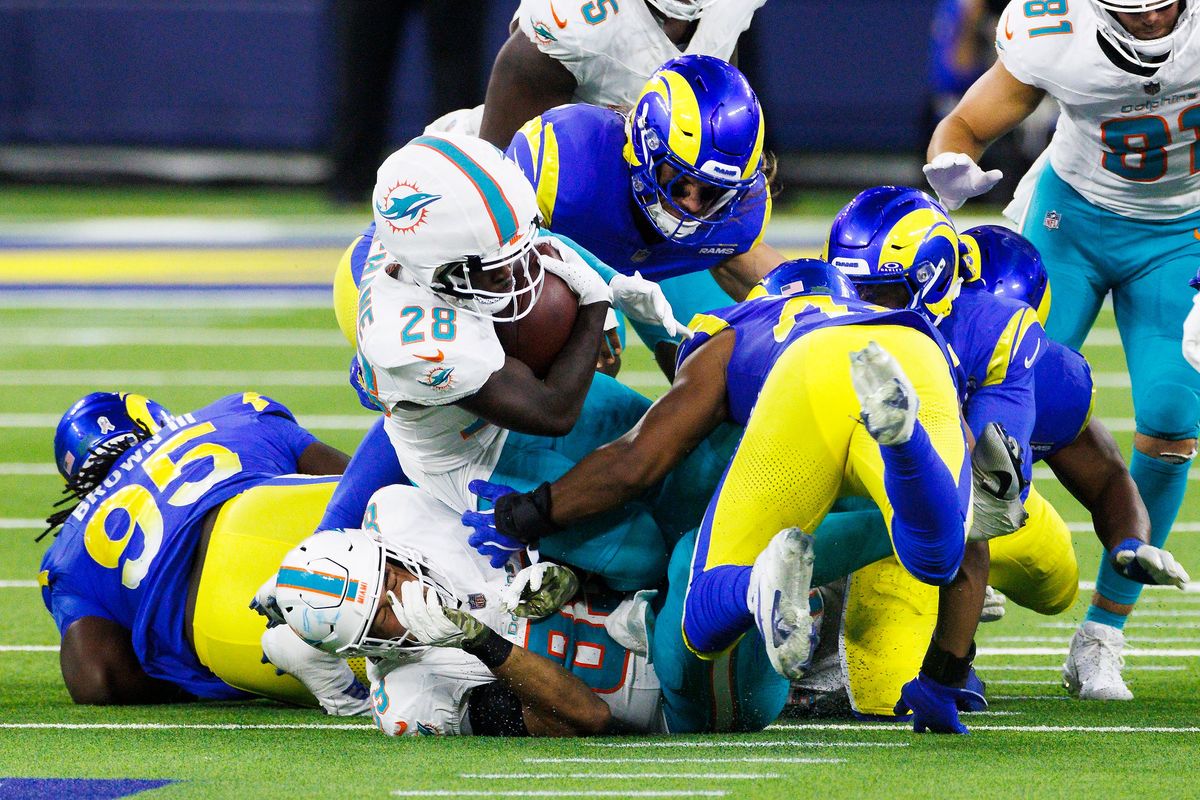 De'Von Achane #28 of the Miami Dolphins runs with the ball during the first half against the Los Angeles Rams at SoFi Stadium on November 11, 2024 in Inglewood, California. De'Von Achane #28 of the Miami Dolphins runs with the ball during the first half against the Los Angeles Rams at SoFi Stadium on November 11, 2024 in Inglewood, California.