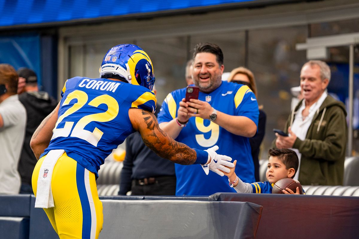 Los Angeles Rams running back Blake Corum (22) plays catch with a young fan before an NFL football game against the Arizona Cardinals on January 4th, 2026 in Los Angeles, CA.