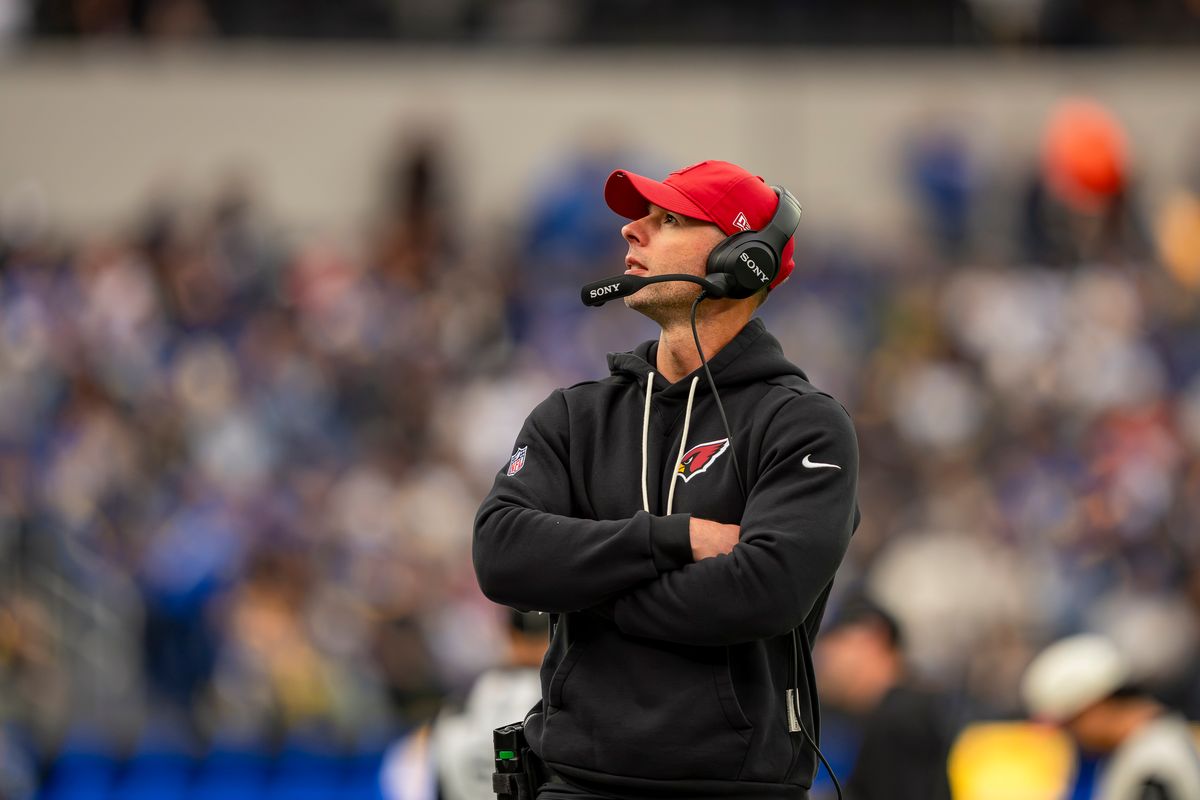 Arizona Cardinals head coach Jonathan Gannon admiring the crowd during an NFL football game against the Los Angeles Rams on January 4th, 2026 in Los Angeles, CA.