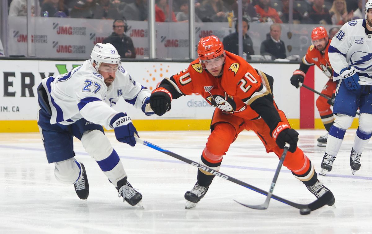 Anaheim Ducks RW (20) Brett Leason battles for control of the puck against the Tampa Bay Lightning on January 5, 2025 at the Honda Center in Anaheim, CA. Anaheim Ducks RW (20) Brett Leason battles for control of the puck against the Tampa Bay Lightning on January 5, 2025 at the Honda Center in Anaheim, CA.