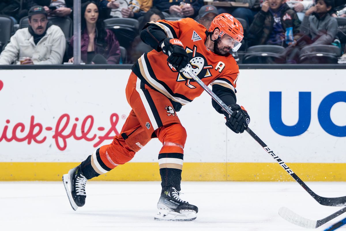 Anaheim Ducks LW Alex Killorn (17) takes a shot attempt against the Calgary Flames Wednesday April 9th, 2025 at Honda Center in Anaheim, Calif. Anaheim Ducks LW Alex Killorn (17) takes a shot attempt against the Calgary Flames Wednesday April 9th, 2025 at Honda Center in Anaheim, Calif.