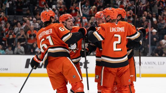 Carlsson extends 10-game point streak, Sennecke scores twice, as Ducks win 7th straight, 4-1, over Jets taken at Honda Center (Anaheim Ducks)